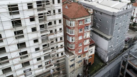 Bağcılar'da görenleri şaşkına çeviren bina!