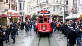 İstiklal'deki mağazalar yeniden doldu