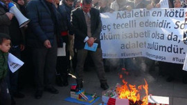 Konut mağdurları eylemde: maket evler yakıldı