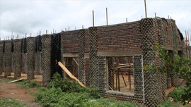 Doğayı korumak için plastik şişeden ev yaptı