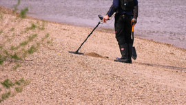 Dedektörle arazide 2 kilo ham altın buldu