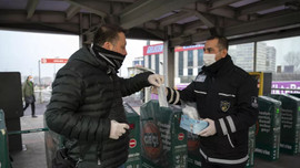 İBB toplu taşımada maske dağıtmaya başladı