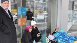 TOKİ'nin evi için banka önünde yataklı nöbet!