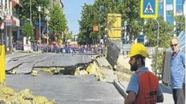 Etiler'de yol çöktü!