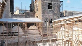 Tarihi Medresenin tepesine 3 katlı bina diktiler!