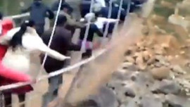 Üzerinden onlarca kişi geçerken böyle çöktü!