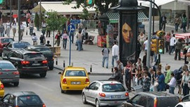 Cadde de dönüşüyor