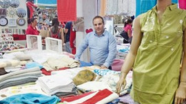 İşportada bakan oğlu