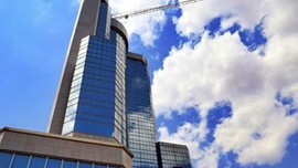 35 katlı otelin tepesinde vinç unuttular