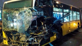 Köprü'de metrobüs kazası!