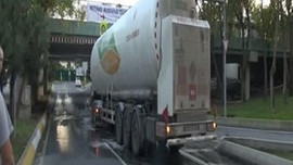 Sıvılaştırılmış doğal gaz taşıyan tanker alt geçide sıkıştı