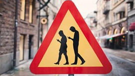 Telefon bağımlılarına özel yürüme yolu!