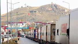 Gümrük kapısında kuyruk 11 kilometreyi buldu