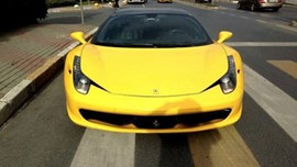 Kahvaltıdan önce yetişen Ferrari'yi kapar