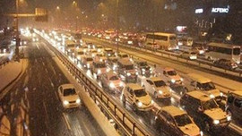 İstanbul'da TEM durdu, vatandaşlar yürüyor