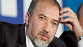 Alçak koltuk krizinin mimarı istifa etti