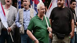 Yunanistan 5 yıl önceki savaş alanına döndü!