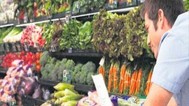 Biri bizi kandırıyor