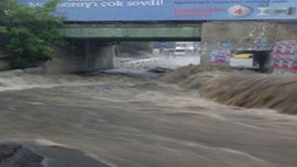 İstanbul'da sel adeta yıktı geçti!