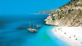 Tatil cenneti Antalya'da turist yerine sinek avlıyorlar