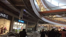 Sert yağış AVM'nin çatısını çökertti!