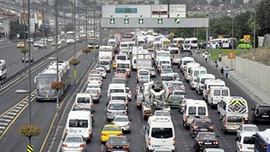 Servis araçları İstanbul trafiğini boğuyor