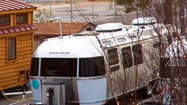 O bir milyarder ama karavanda yaşıyor!