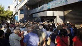 Yunanistan'da emekliler maaş kuyruğuna girdi