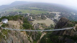 Çin'de dünyanın en uzun cam köprüsü inşa edildi!