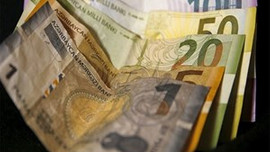 Azerbaycan'da yurt dışına çıkan dövize vergi geldi