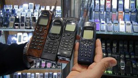 Eski cep telefonlarını topluyor
