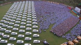 Böyle patron herkese! Çalışanlarına 400 daire 1260 otomobil dağıttı