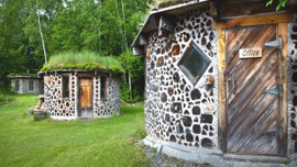 Bildiğiniz beton evleri unutun! İşte kütükten yapılan evler