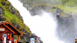 Norveç'te evlerin arasından süzülen ünlü Norveç Şelalesi