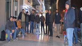 Ev sahibi olmak için sabaha kadar banka önünde nöbet tuttular!