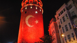 Galata Kulesi kırmızı beyaz!