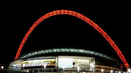 Wembley Stadı'nın ünlü kemeri kırmızı renge büründü
