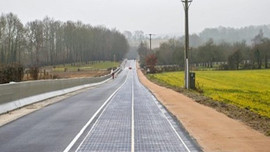 Dünyanın ilk güneş enerjili yolu ...