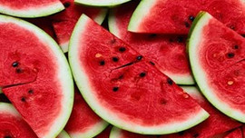 Karpuz tezgahlarda çeyrek dilim olarak satılıyor