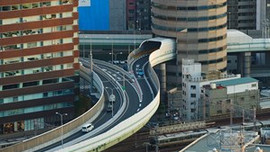 Bu gökdelenin içinden yol geçiyor