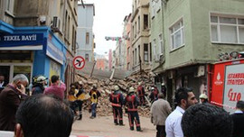 Beyoğlu'nda çöken bina ünlü oyuncuya aitmiş