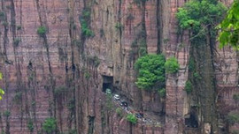 Çin'de inşa edilen 1700 metre yüksekliğindeki yol hayrete düşürüyor