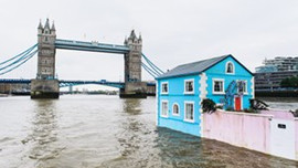 Bu ev Thames Nehri boyunca yüzüyor