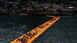 Ada ile köyü birbirine bağlayan yüzen köprü...