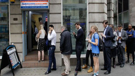Referandumun ardından İngilizler döviz bürolarına akın etti
