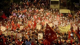 Milyonlar darbe girişimine karşı Boğaziçi Köprüsü'ne akın etti