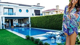 Eski Türkiye Güzeli Yüksel Ak evinin kapılarını açtı