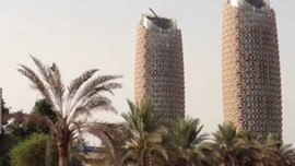 Abu Dabi'deki ikiz kuleler güneş ışığında renk değiştiriyor