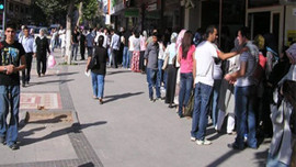 Vatandaş hücum etti! Tatil ertesi bankalarda kuyruk oldu