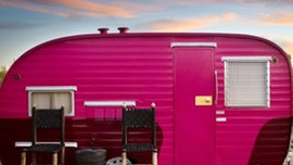 Texas'ta karavan ve çadırdan inşa edilen otel